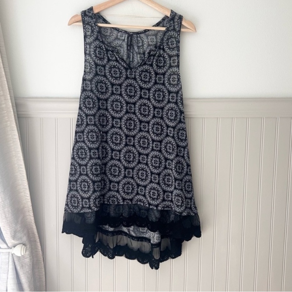 Massini Size Medium Black and White Lightweight Sleeveless Tunic